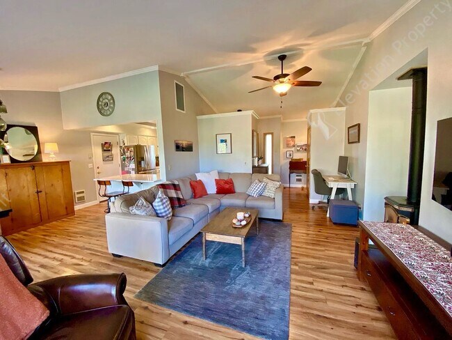 Building Photo - Coming Soon! UNFURNISHED and Updated Singl...