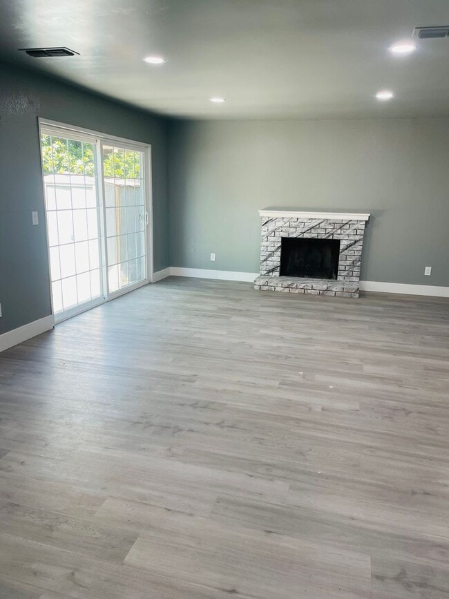 Building Photo - Completely Renovated 2-Bed/1.5 Bath Condo in Pocket