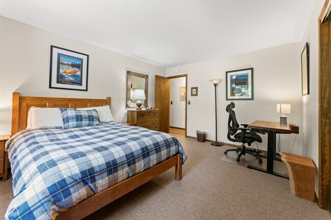 Foto del edificio - SKI LEASE: Ranch Home with Garage & Gas Fi...