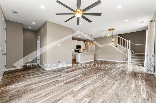 Building Photo - Spacious Townhouse with Washer/Dryer and C...