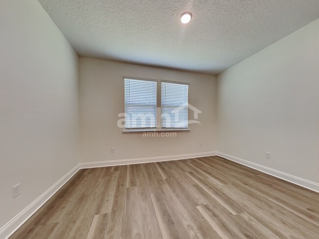 Foto del edificio - 11637 Hillside Dr