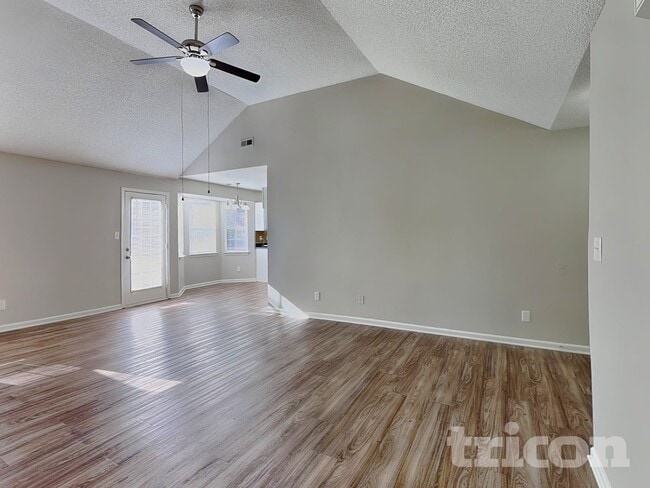 Building Photo - 2736 Daffodil Dr