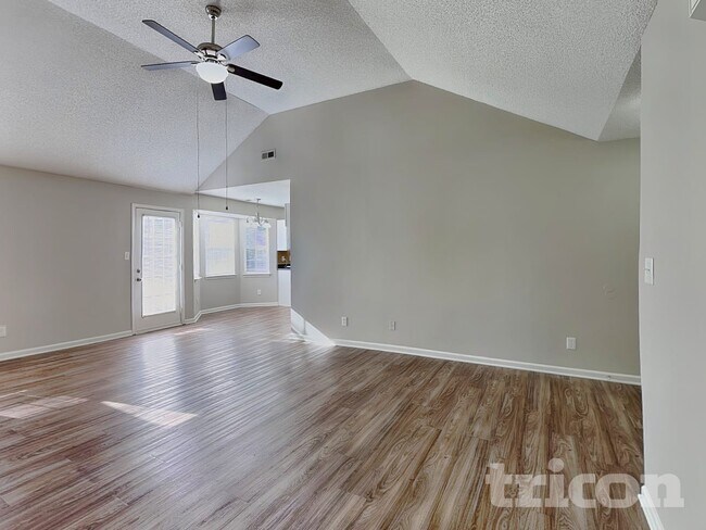 Foto del edificio - 2736 Daffodil Dr