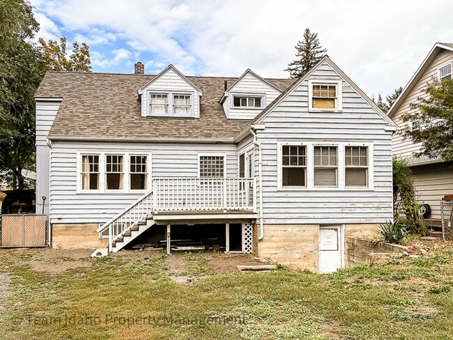 Building Photo - 811 E 6th St