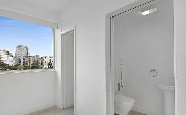 Foto del edificio - 969 Hilgard Ave
