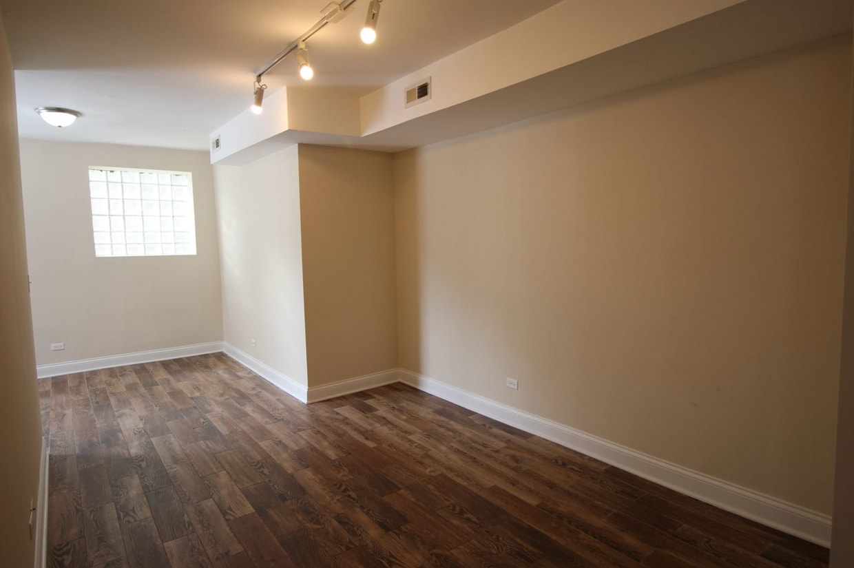 Living Room/Sun Room - 5003 N Sawyer Ave