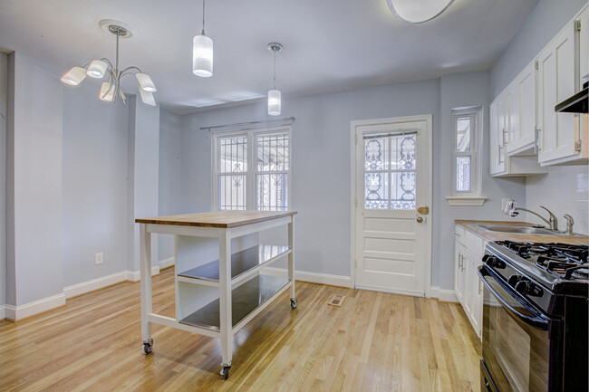 Building Photo - Bright in Brentwood! Parking included!