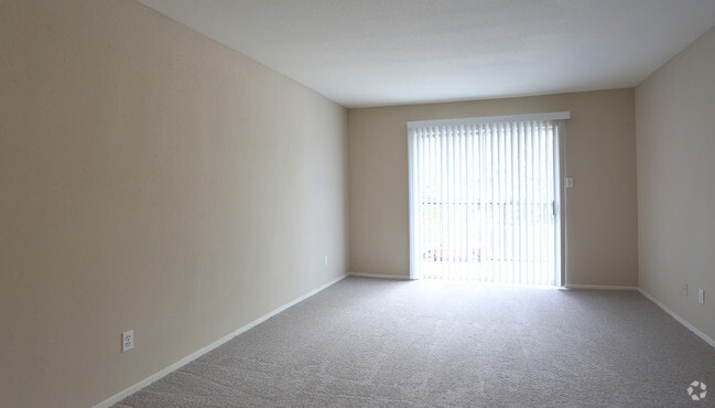 1br, 1ba- 607 sf- Living Room - Brandon Oaks