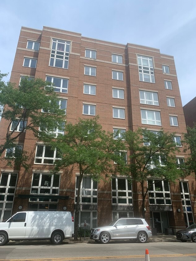 Exterior - 811 CHICAGO Ave