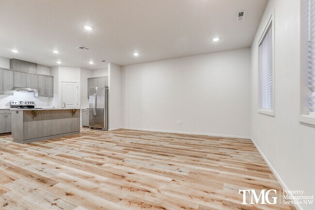 Building Photo - Pre Leasing 3BD/2.5BA Townhome Near Walkin...