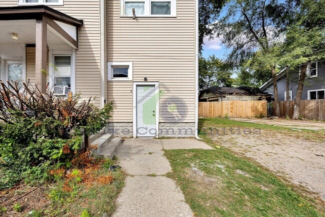 Building Photo - 1 Bed, 1 Bath Upstairs Unit - Move in Ready!