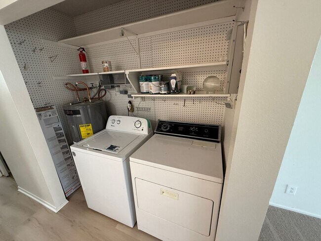 Foto del edificio - Hillside Terrace 2 bedroom 1.5 bath with t...