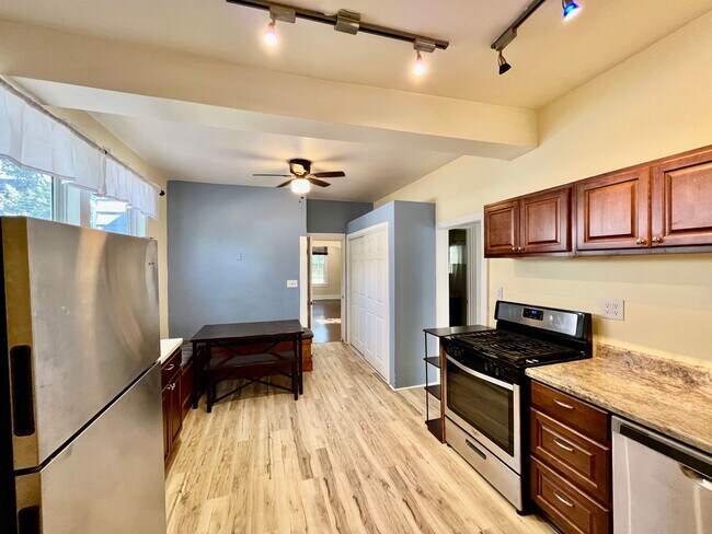 Building Photo - Updated 2 Bedroom Downtown Home!