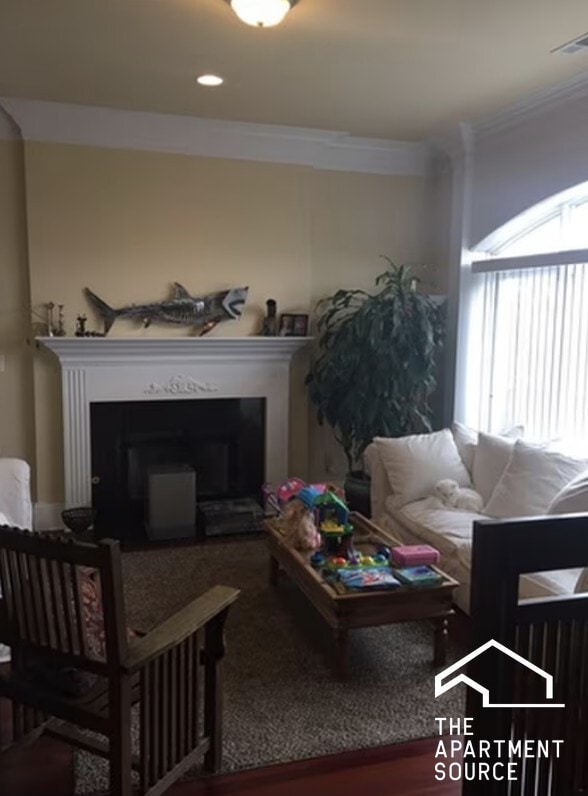 Building Photo - 924 W Cornelia Ave