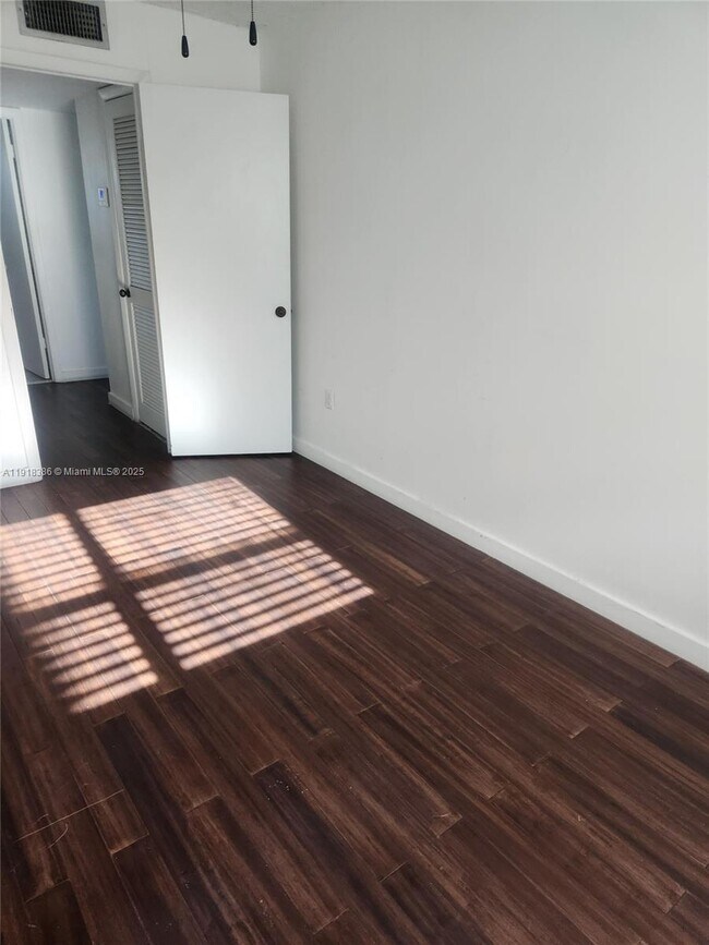 Foto del edificio - 8450 Sunrise Lakes Blvd