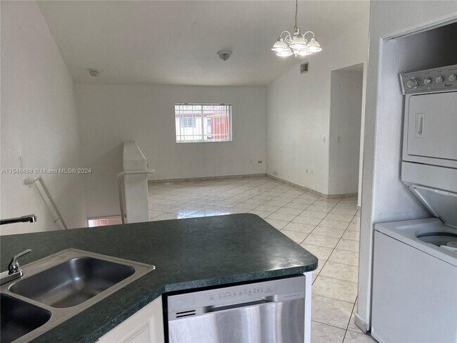 Foto del edificio - 10943 W Okeechobee Rd