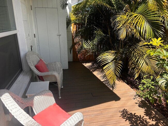 Foto del edificio - Unfurnished Beautiful Studio Retreat in Treasure Island – Minutes from the Beach!