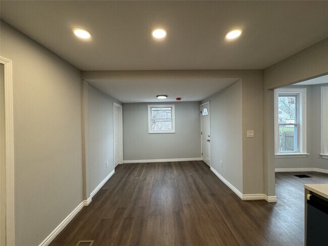 Building Photo - 4 Thorp St