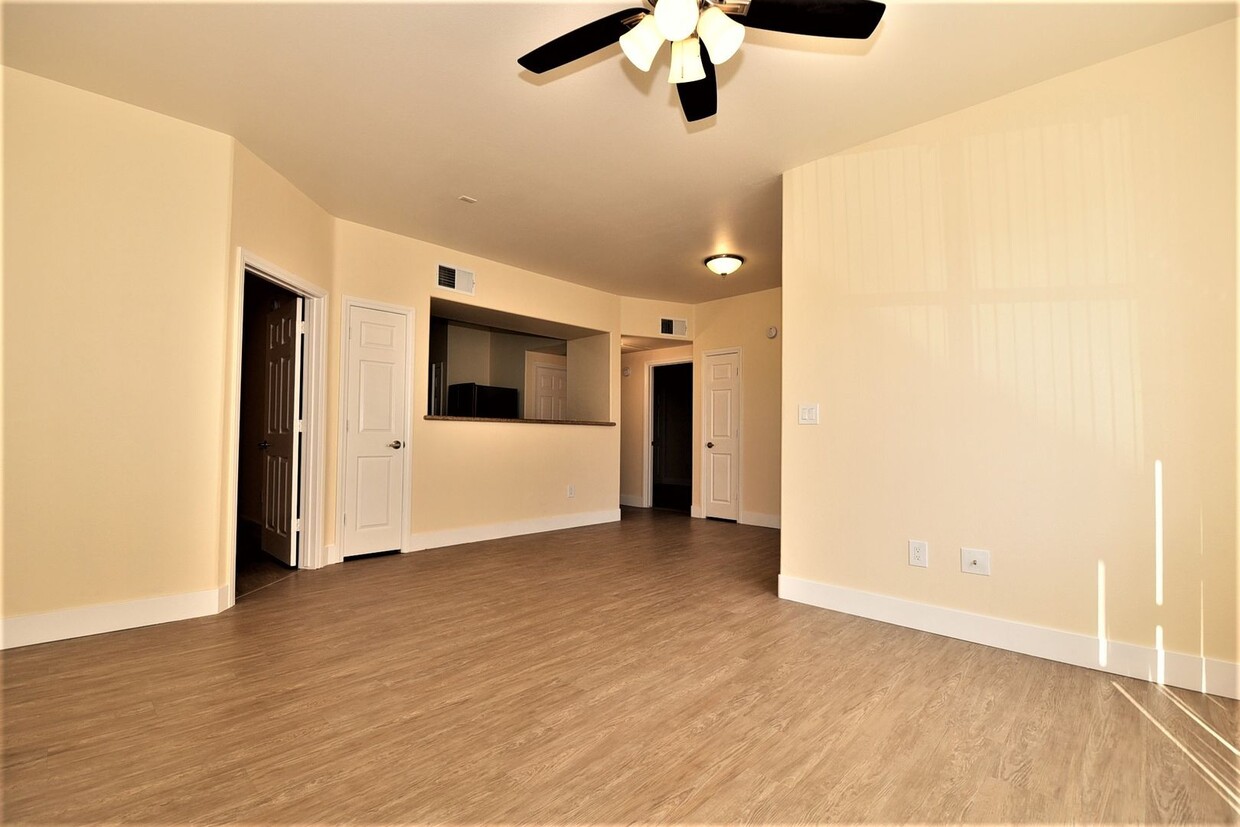 Foto principal - Lovely 1st Floor, 2 Bed 2 Bath At Coronado...