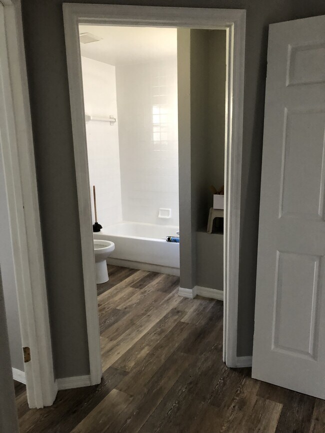 Building Photo - 208 Tiffany Ct