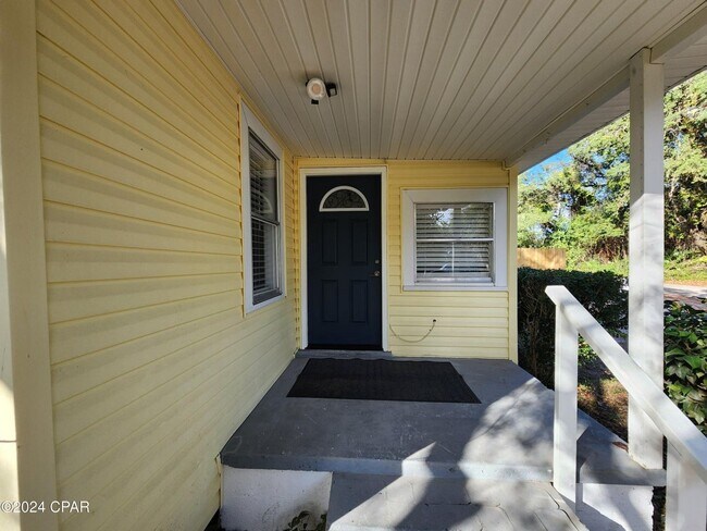 Foto del edificio - Tiny home vibe on a large private lot!!