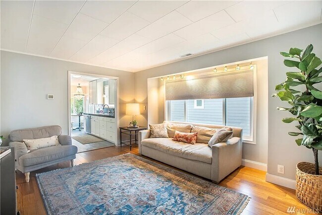 Foto del edificio - $1000 off 1 months rent/ lease start 1/1 Light-Filled Home with Modern Updates,Fenced Yard and More