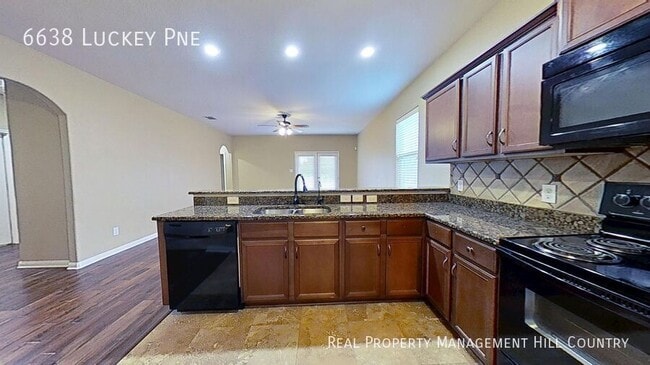 Foto del edificio - 6638 Luckey Pine