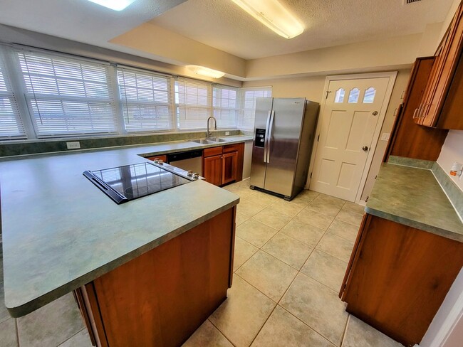 Building Photo - 477 Del Monte Dr