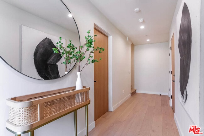 Foto del edificio - 1863 Barry Ave