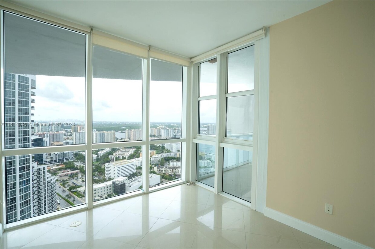 Foto principal - 18201 Collins Ave