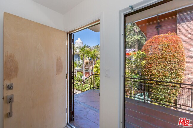 Foto del edificio - 1268 N Sweetzer Ave