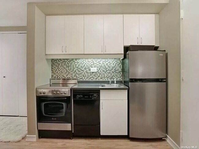 Building Photo - 150 W 51st St