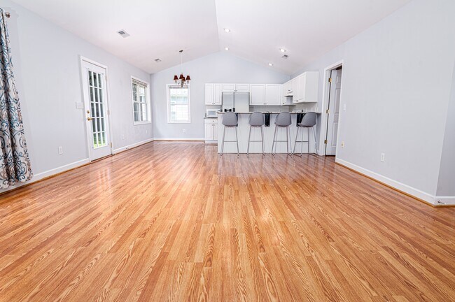 Building Photo - 118 Monterey Cir
