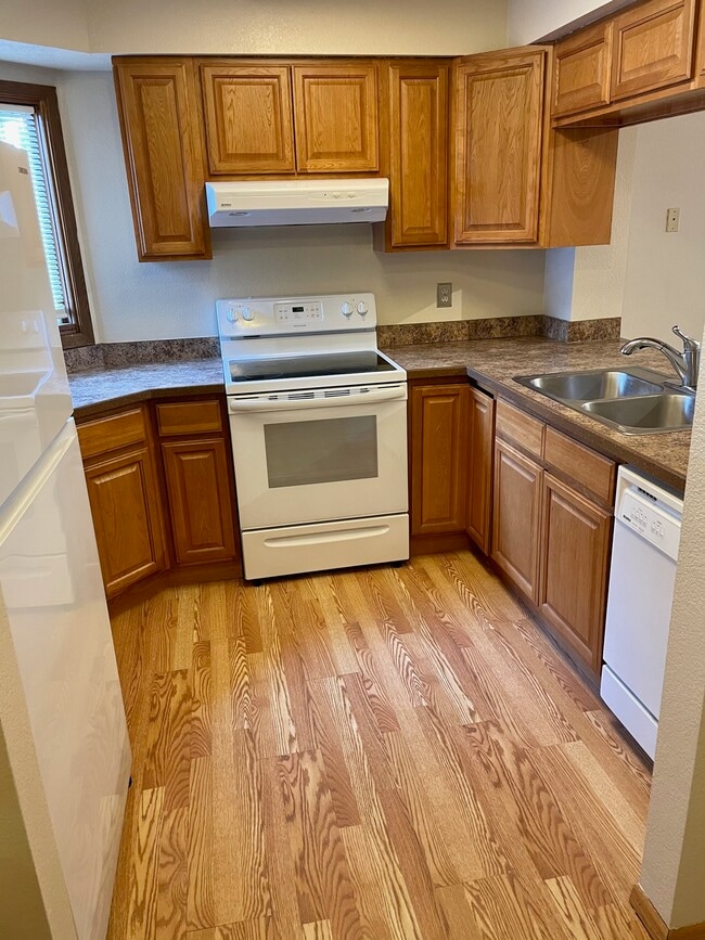 Kitchen - 4051 E 20th Ave