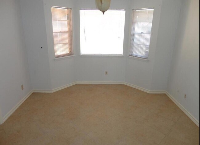 Building Photo - 204 Serrania Dr