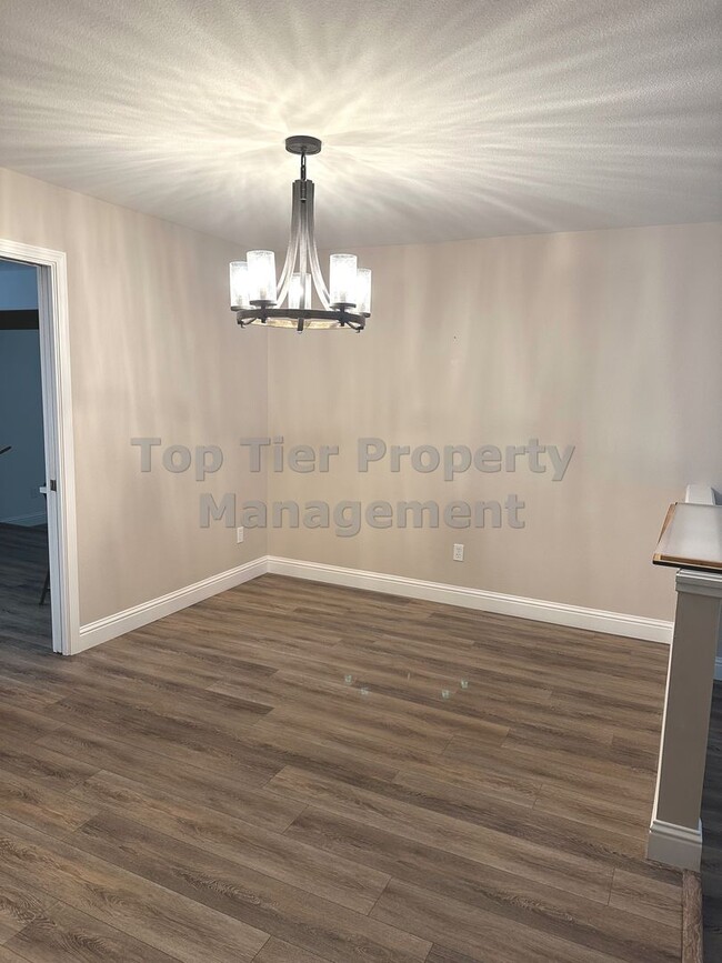Building Photo - Beautiful 3 bed / 2 bath / 1,648 sqft hous...