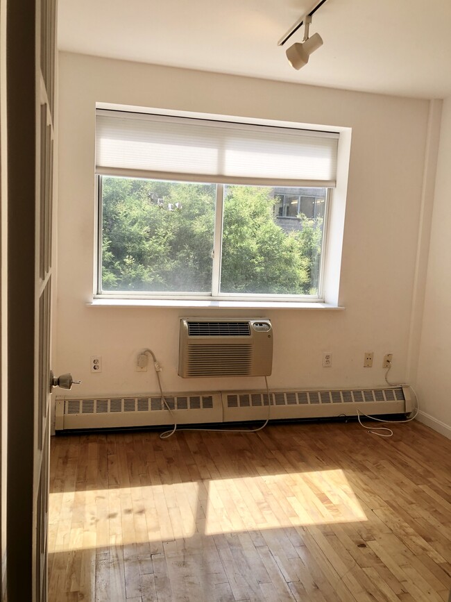 Foto del edificio - 319 E 8th St