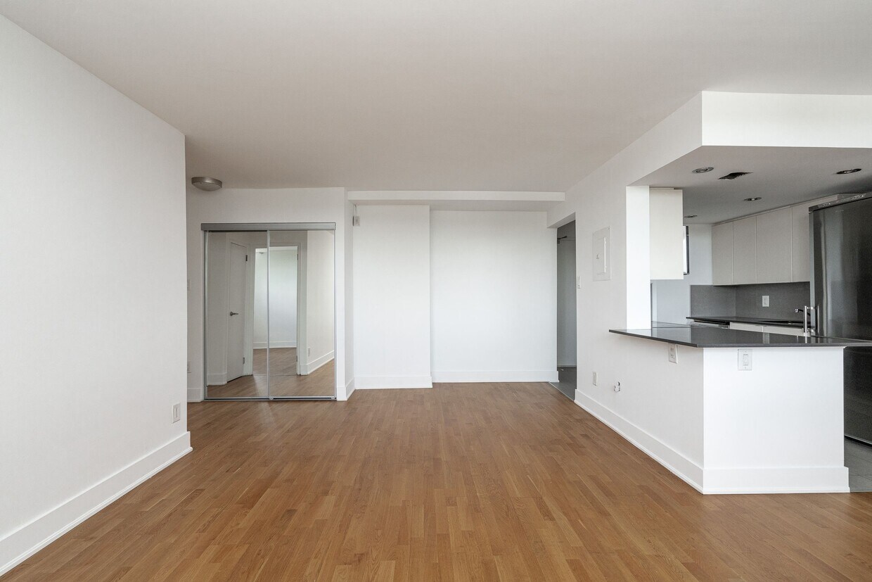 Photo principale - 551 Eglinton Ave E