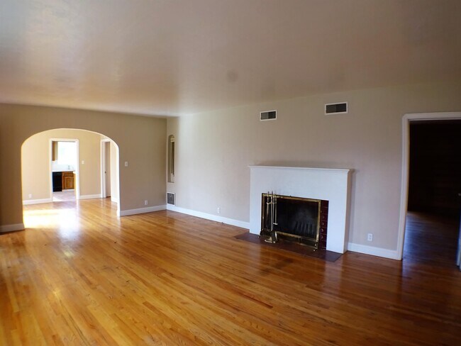 Building Photo - 406 Panama Ave