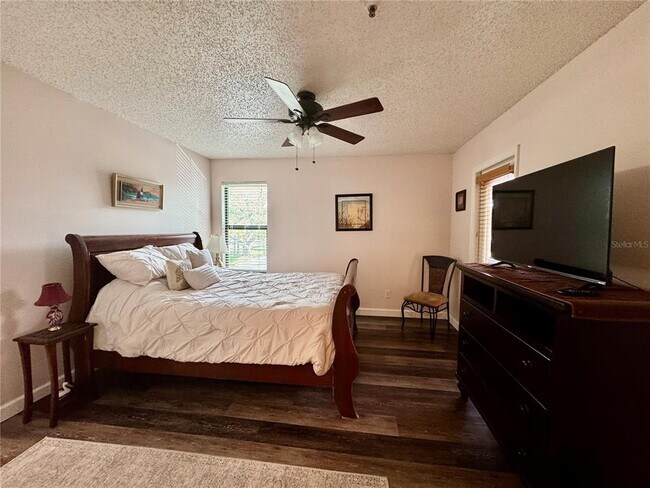 Foto del edificio - 4032 Crockers Lake Blvd