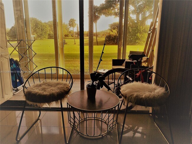 Foto del edificio - 3050 N Palm Aire Dr