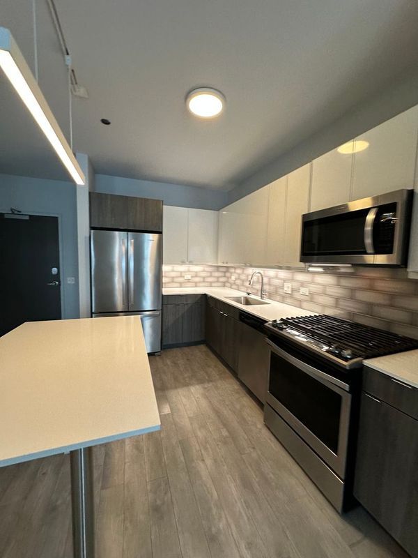 Foto del edificio - 1025 W Addison St