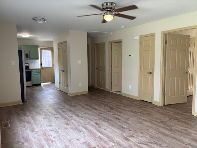 Building Photo - 1302
