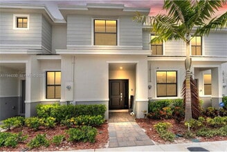 Building Photo - 453 NE 5th St