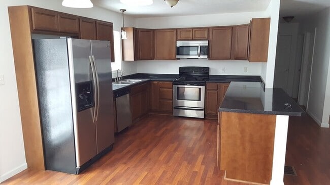 Building Photo - Beautiful 3 bedroom 2 bath with 2 stall at...