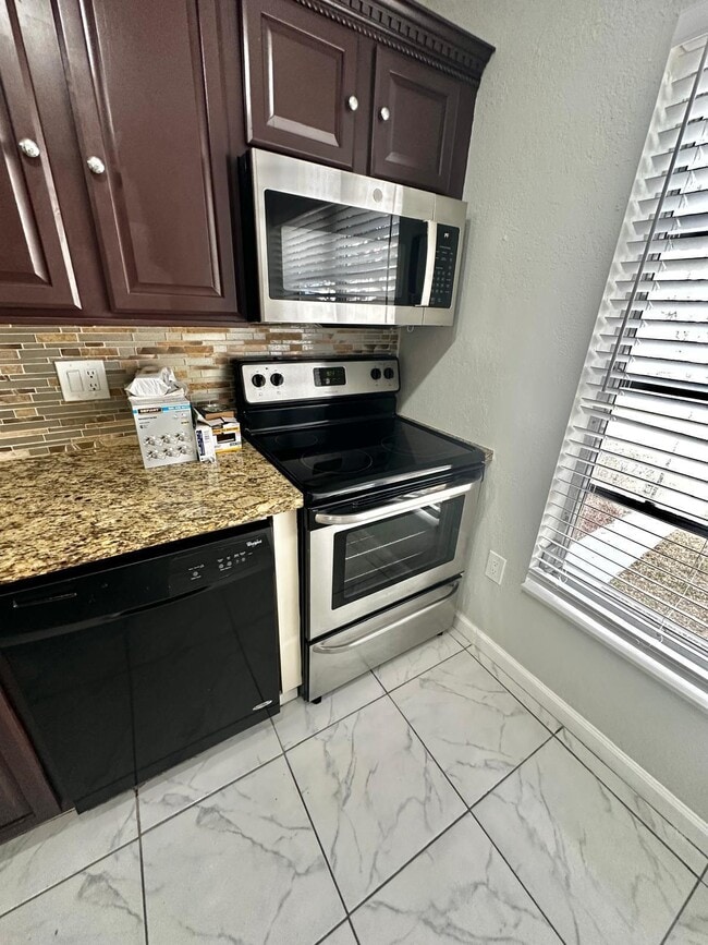 Building Photo - 4158 Inverrary Dr