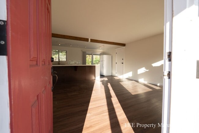 Photo - Cozy Redmond Rambler ready for move in NOW House