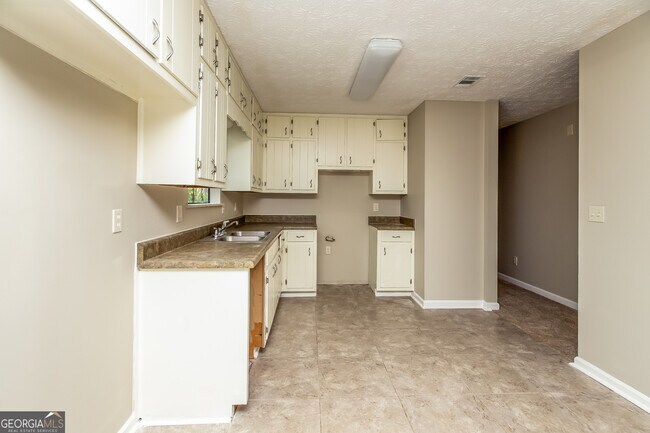 Building Photo - 623 Lakeridge Cir SE