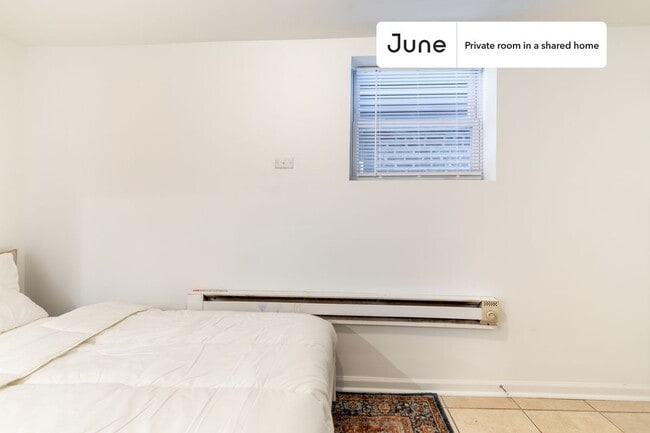 Building Photo - Room in Shared 3 bed/1 bath home in Logan Square