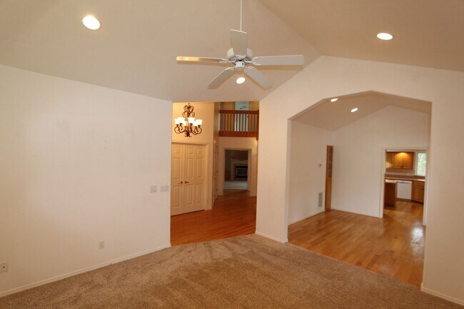 Building Photo - 2100 N Timberline Rd